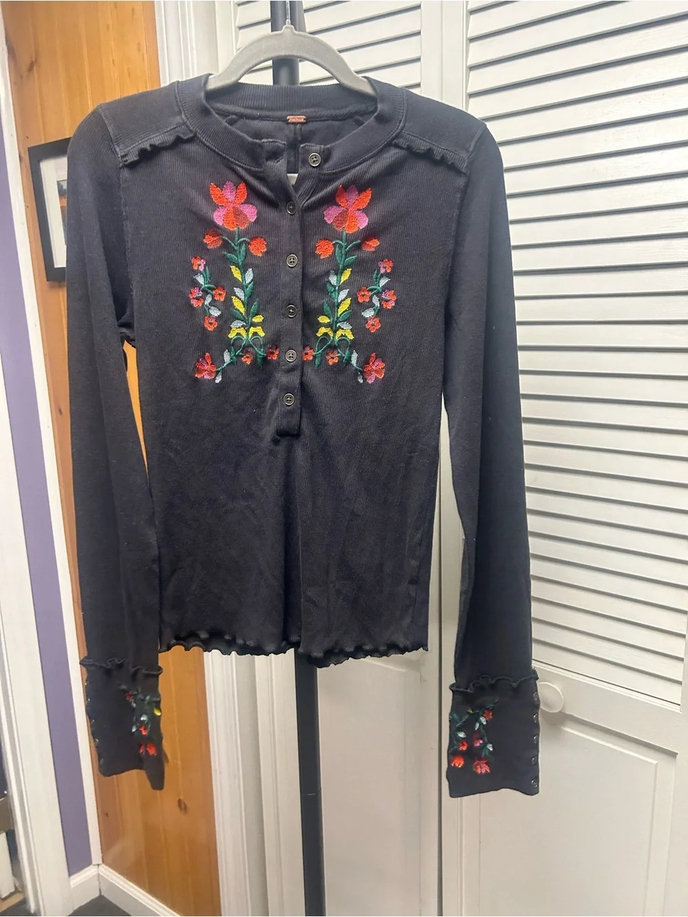 Nwot fleur embroidered cuff top no size tag
